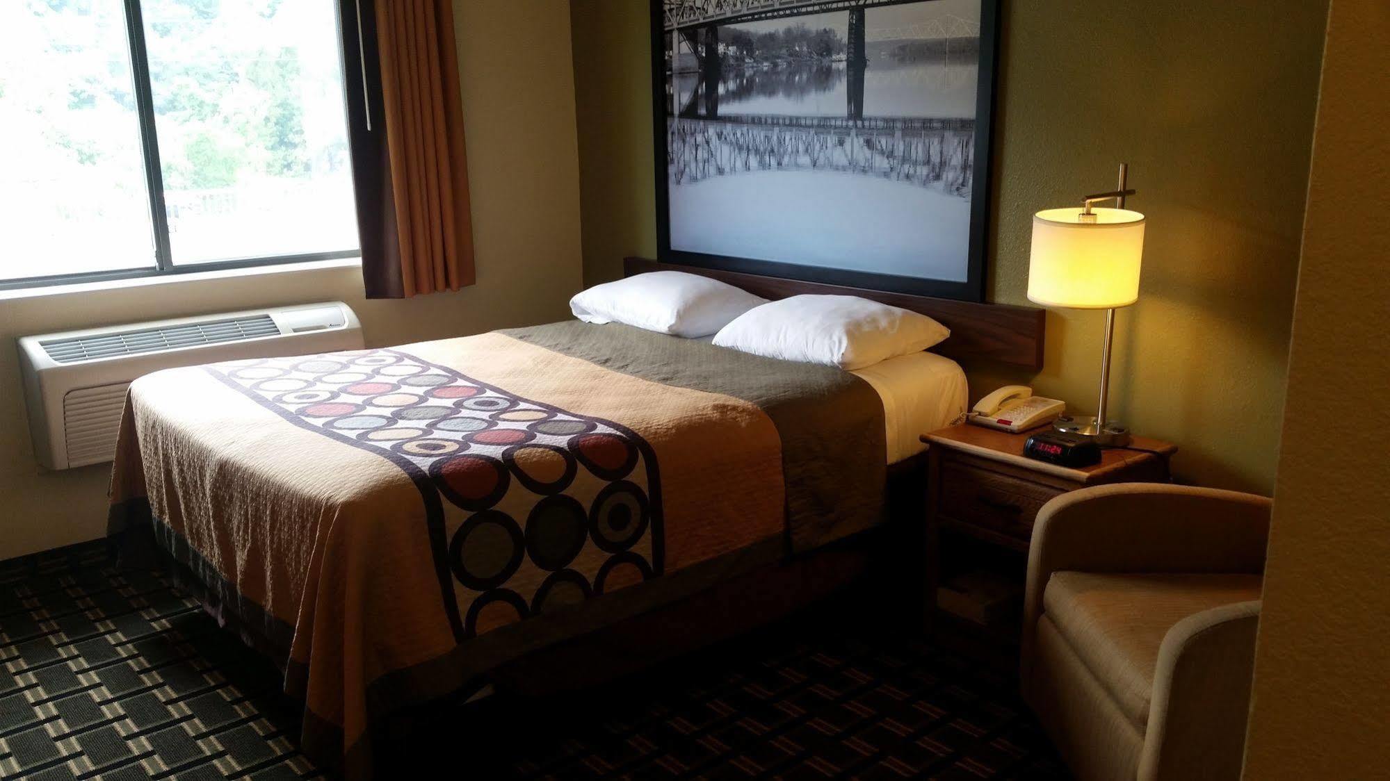 Hotel Super 8 By Wyndham Wheeling Wv Esterno foto